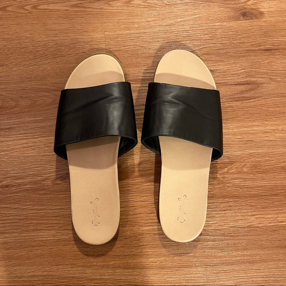 QUPID Black Sandals